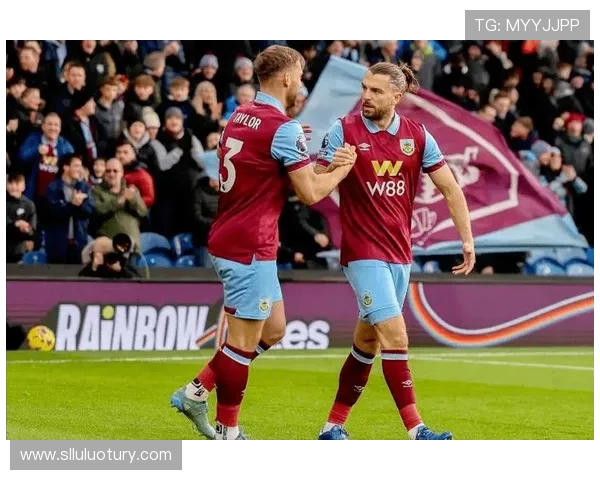 英超赛场上球员亲吻庆祝动作的文化背景